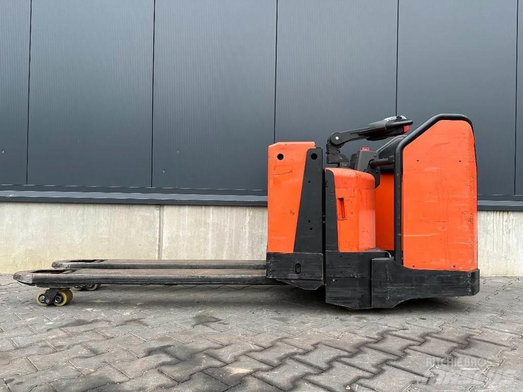 BT LPE200/8 Pedestrian stacker