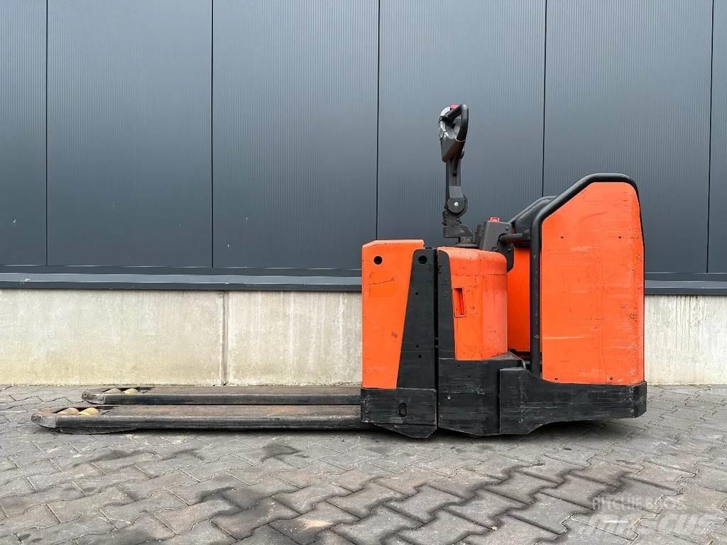 BT LPE200/8 Pedestrian stacker