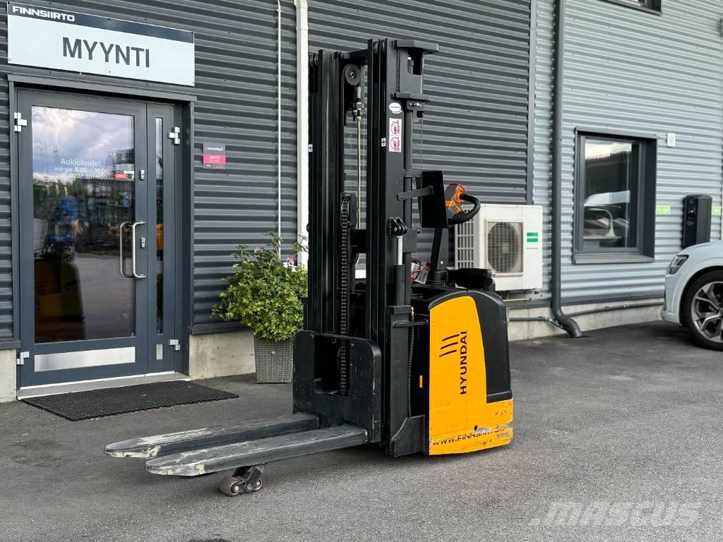 Hyundai 15ESR Self propelled stackers