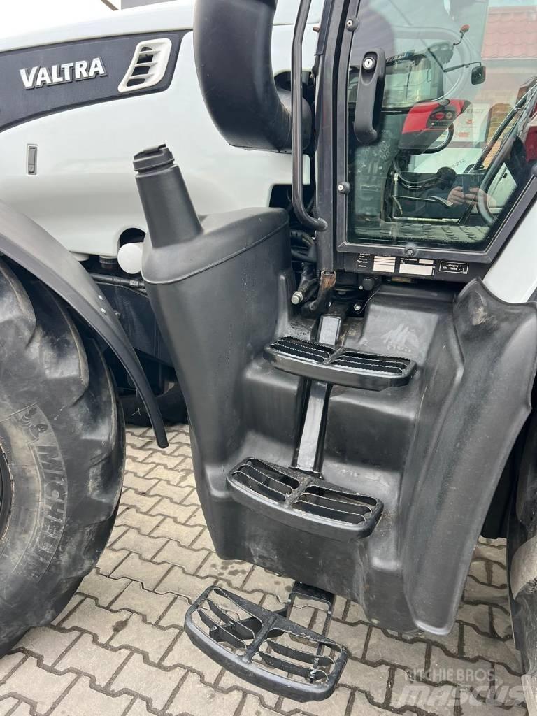 Valtra T 202 Versu Tractors