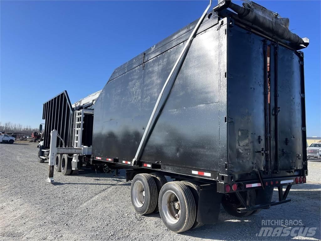 Freightliner 114SD Truck mounted cranes