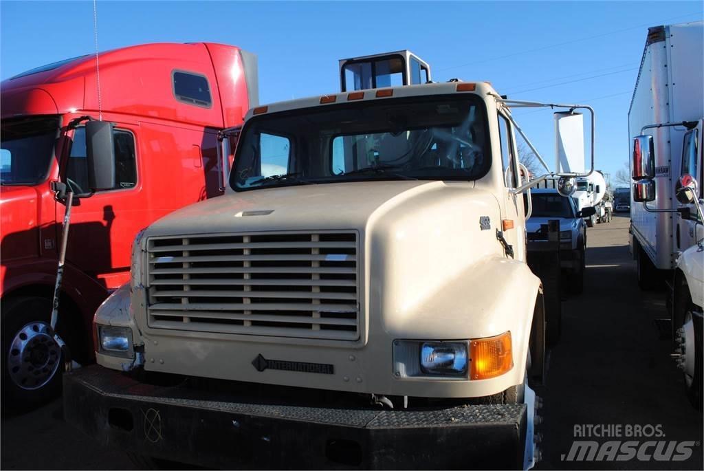 International 4700 Truck mounted cranes