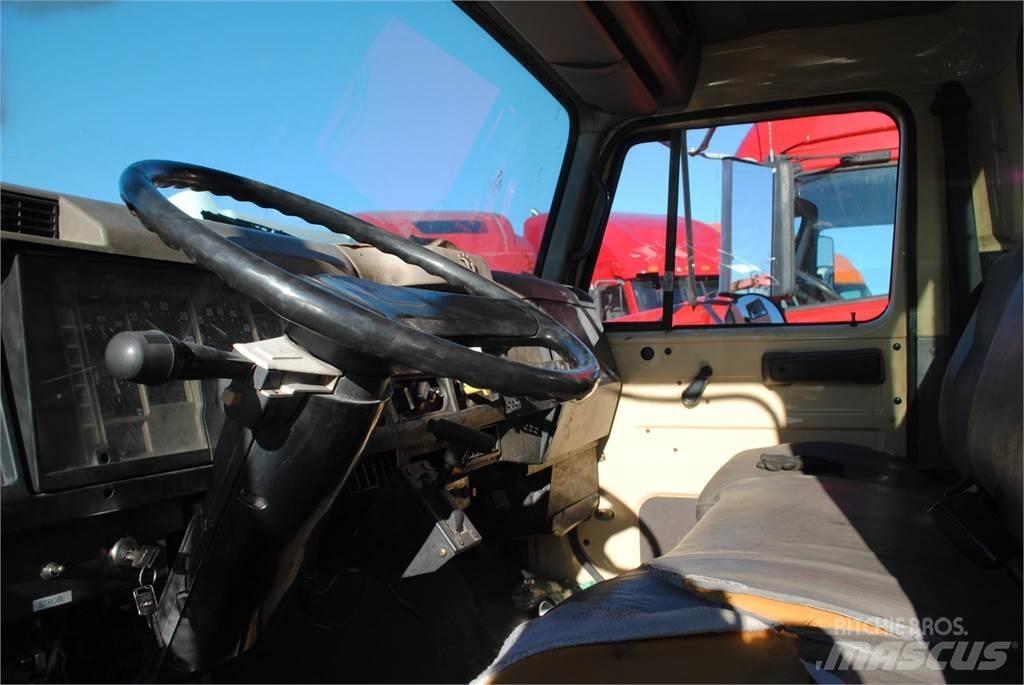 International 4700 Truck mounted cranes