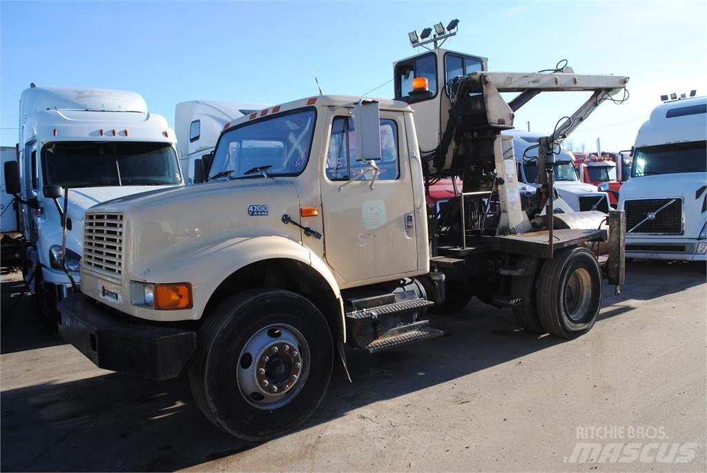 International 4700 Truck mounted cranes