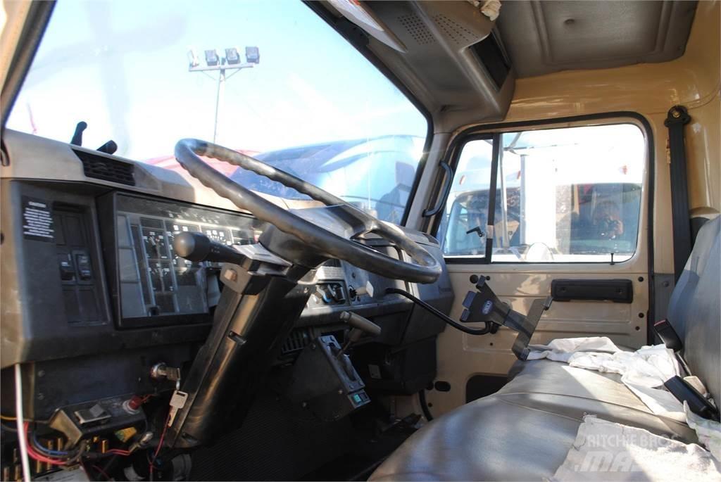 International 4700 Truck mounted cranes
