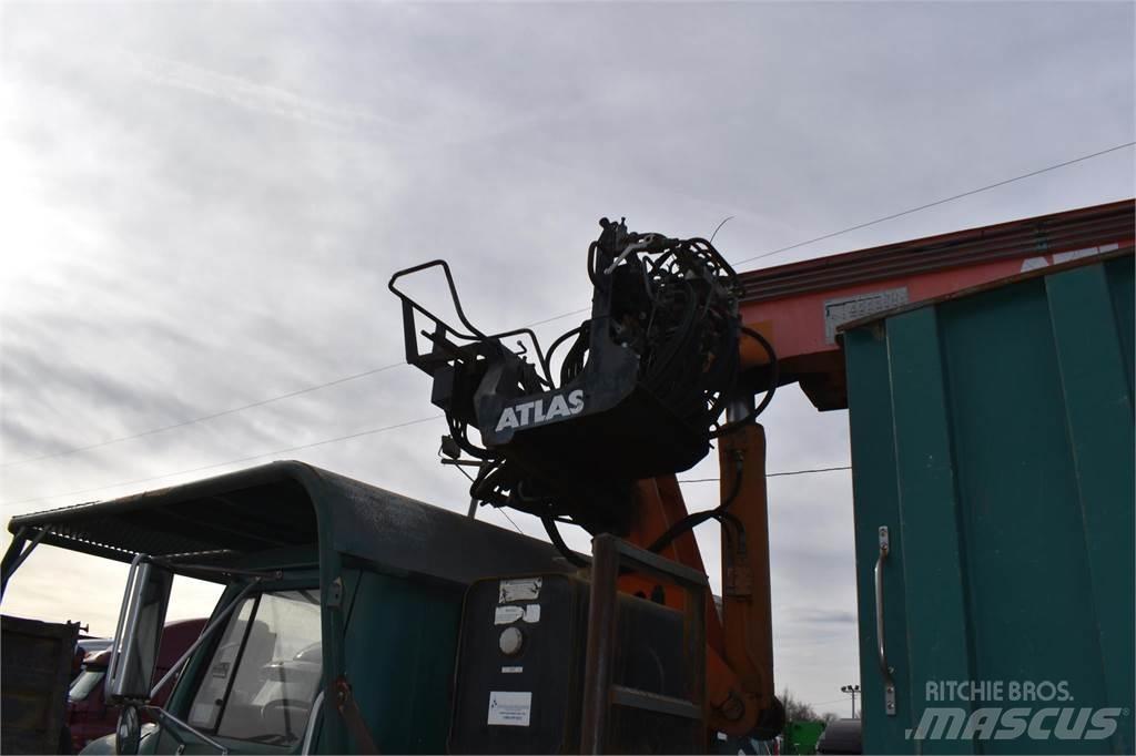 International 4700 Truck mounted cranes