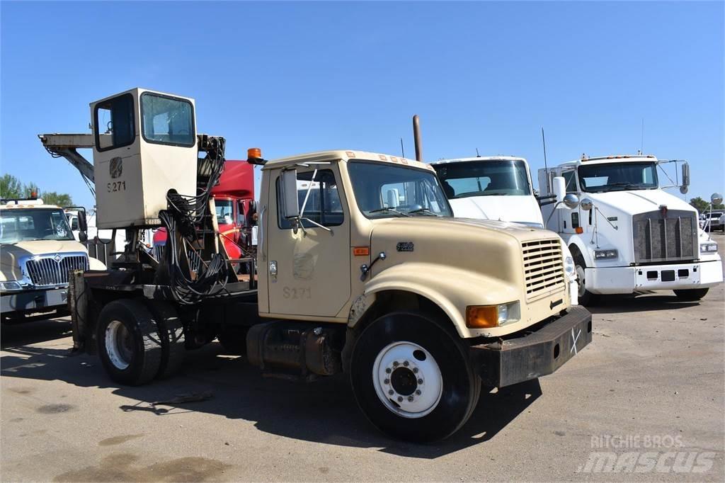International 4700 Truck mounted cranes