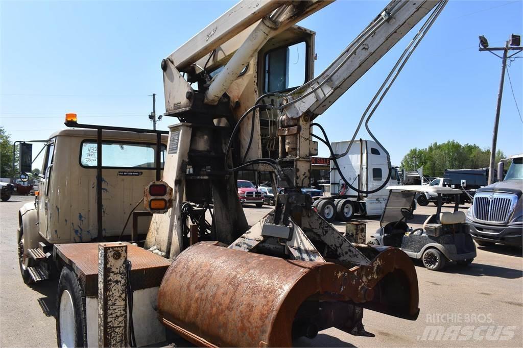 International 4700 Truck mounted cranes