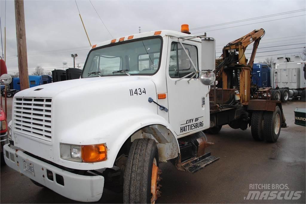 International 4700 Truck mounted cranes