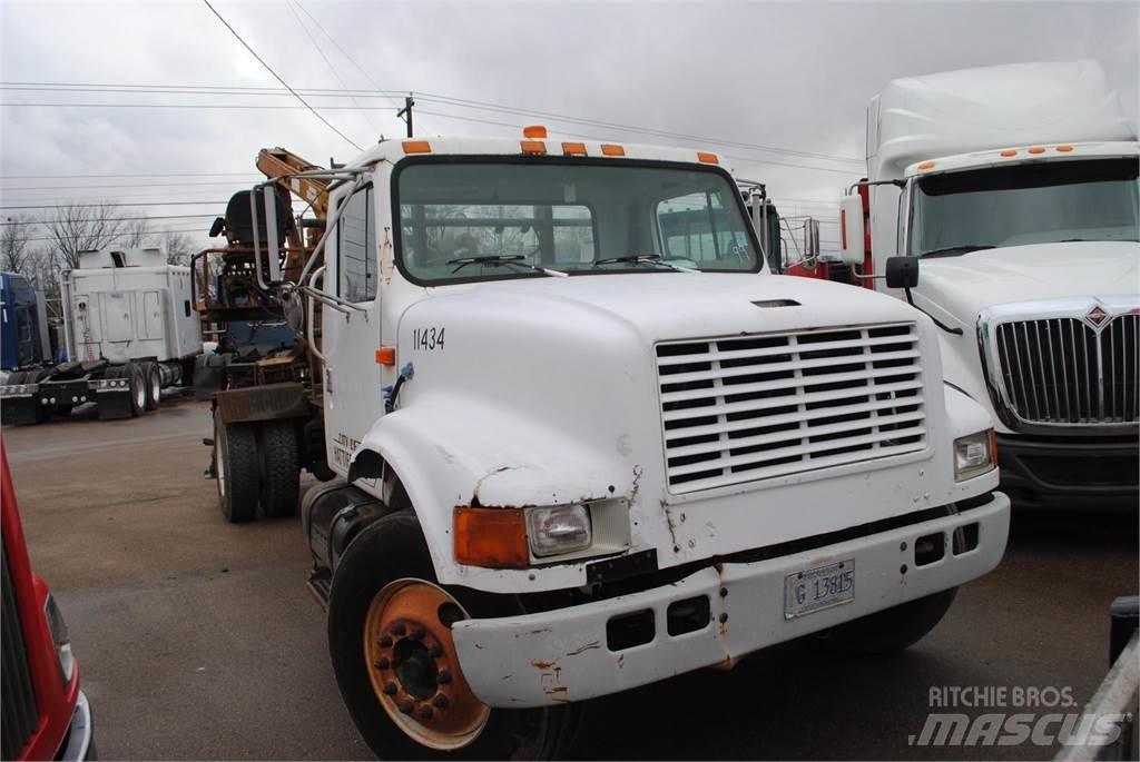 International 4700 Truck mounted cranes