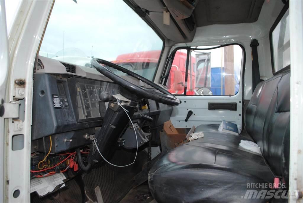 International 4700 Truck mounted cranes