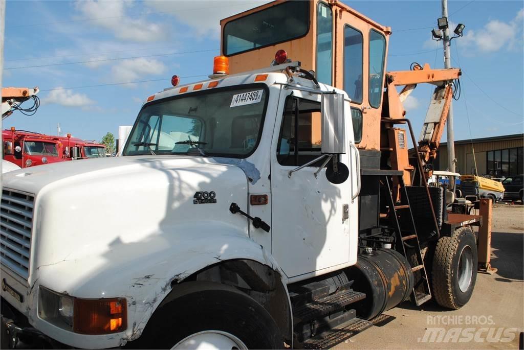 International 4700 Truck mounted cranes