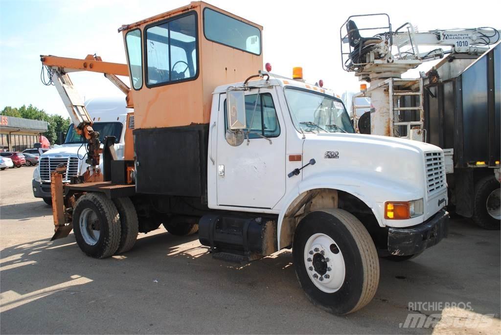International 4700 Truck mounted cranes