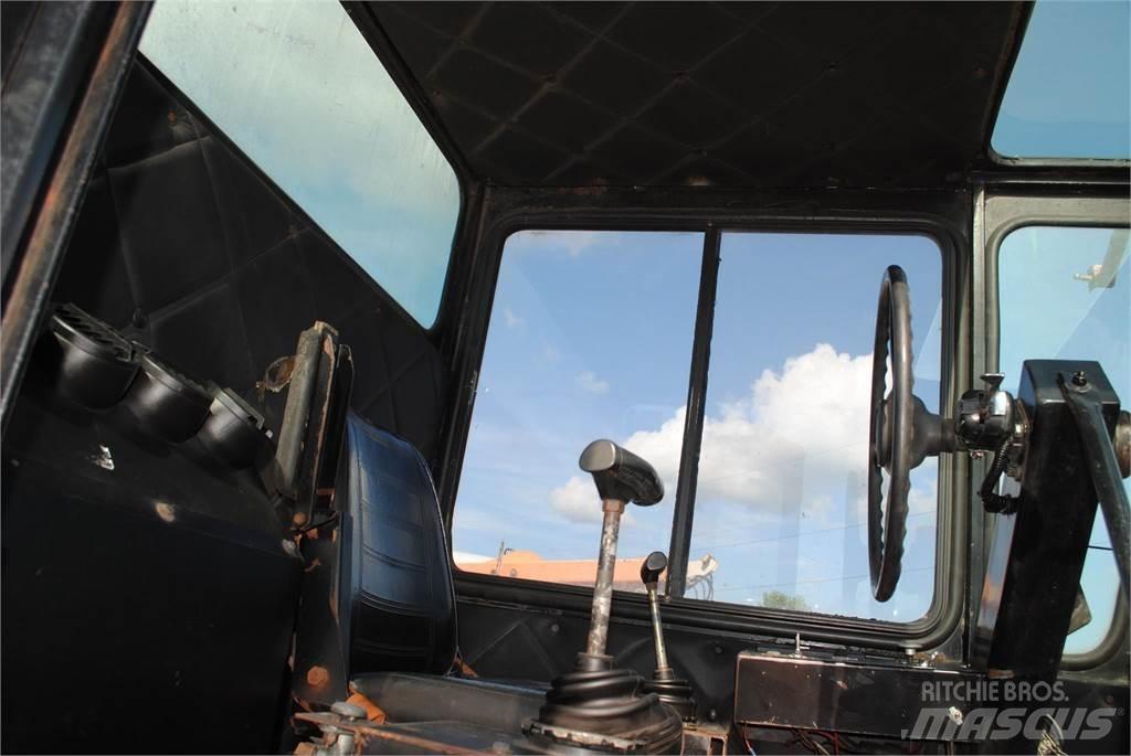 International 4700 Truck mounted cranes