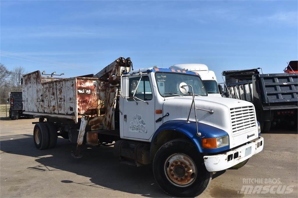 International 4900 Truck mounted cranes