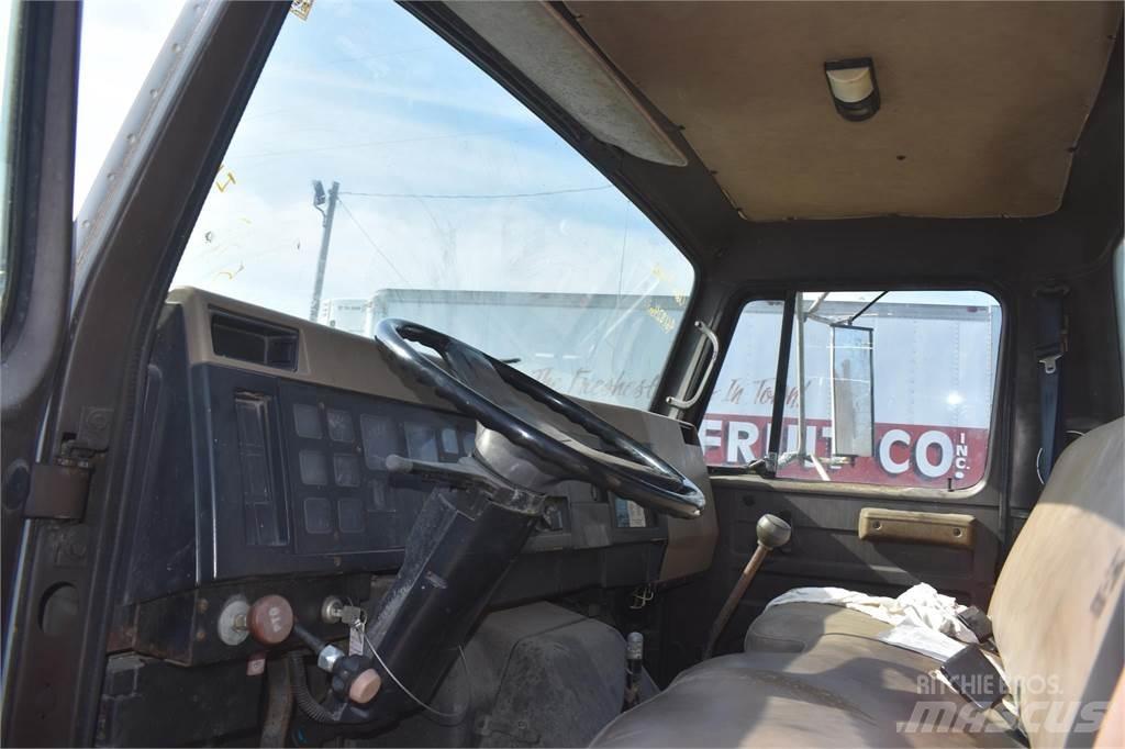 International 4900 Truck mounted cranes