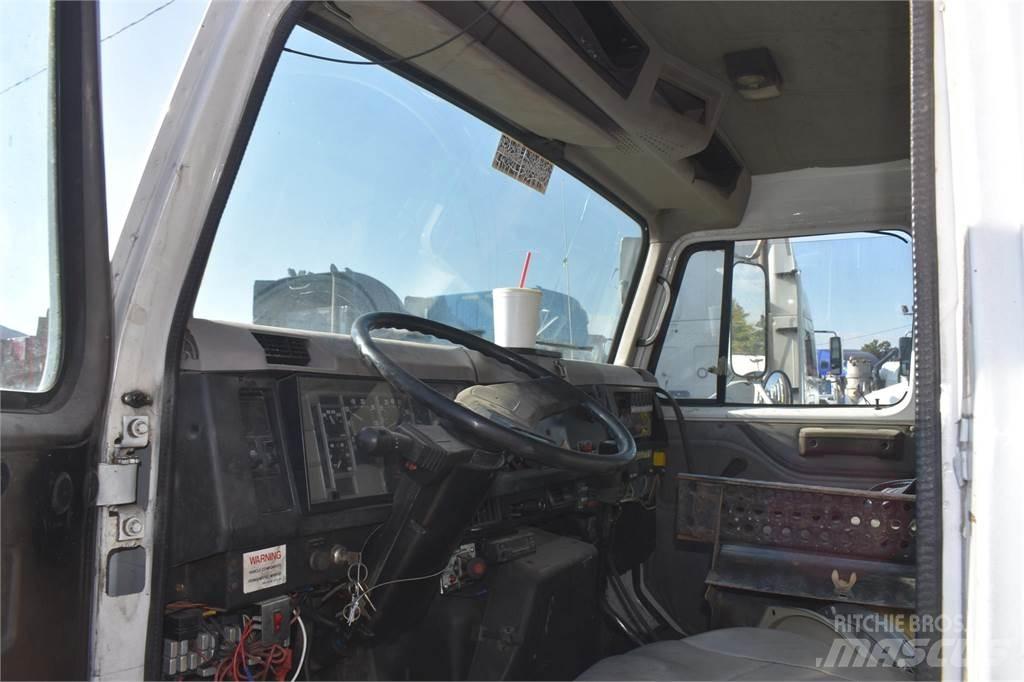 International 4900 Truck mounted cranes
