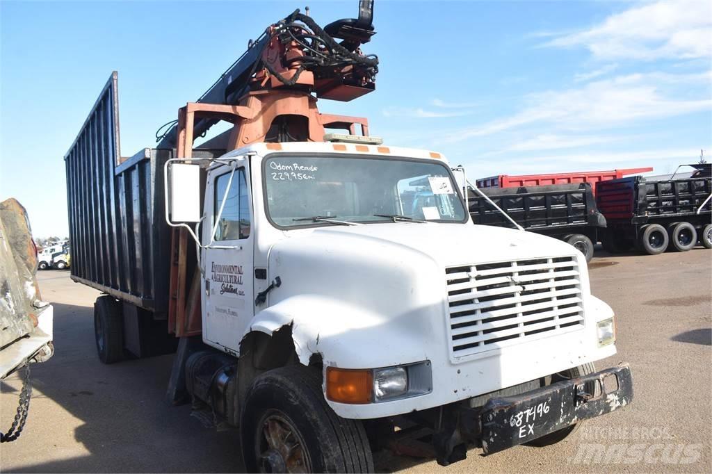 International 4900 Truck mounted cranes