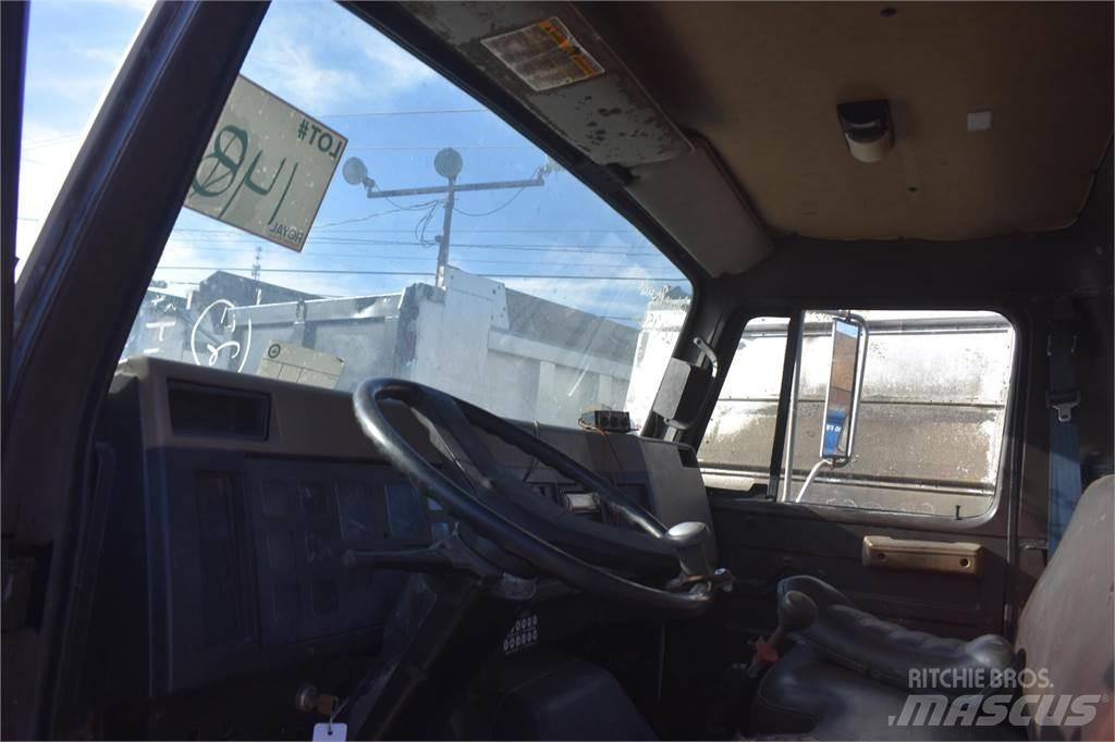 International 4900 Truck mounted cranes