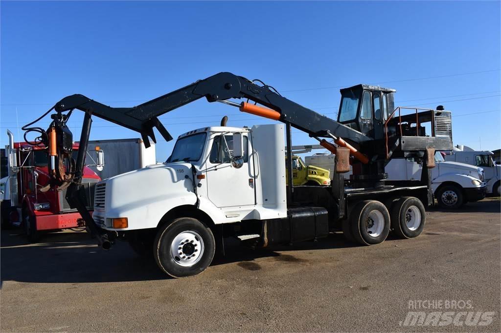 International 8200 Truck mounted cranes