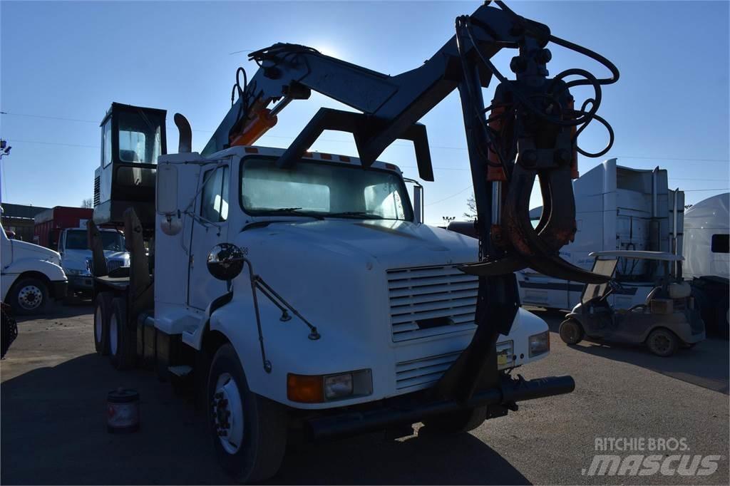 International 8200 Truck mounted cranes