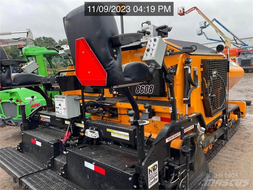 LeeBoy 8608 Asphalt pavers