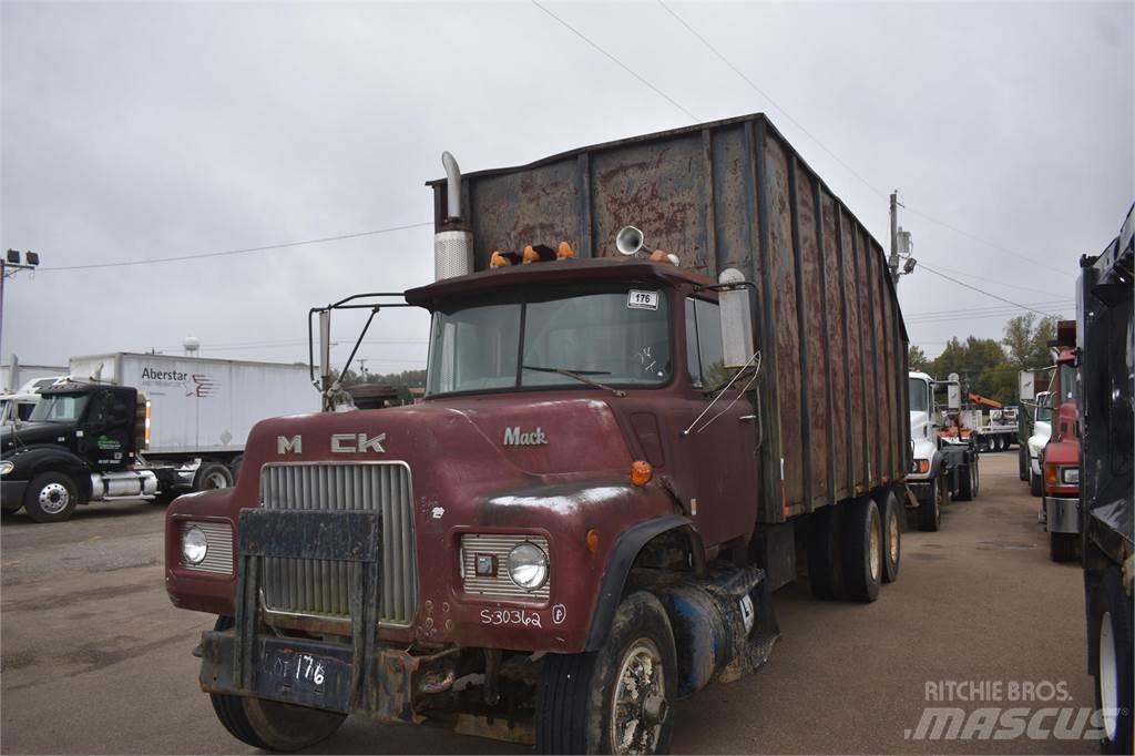 Mack DM685S Truck mounted cranes
