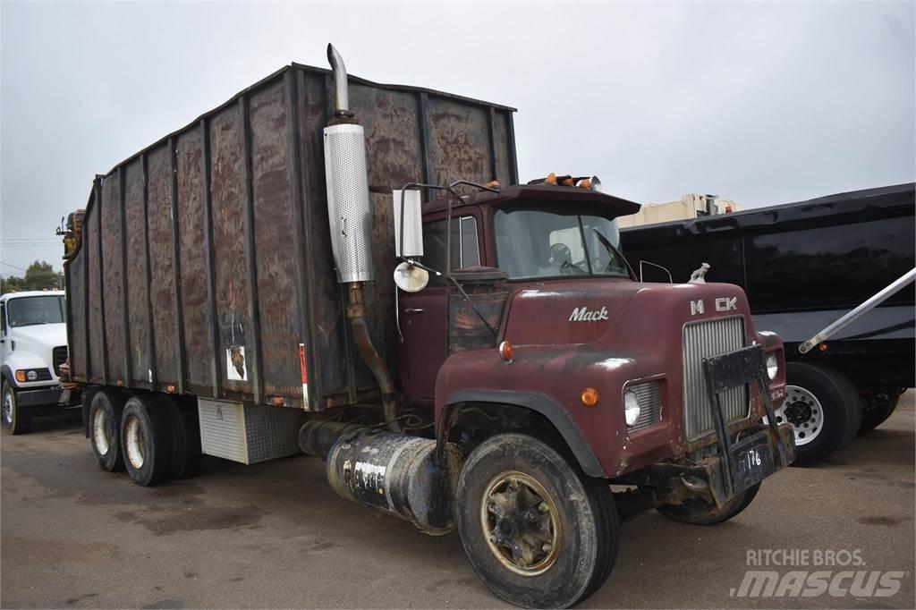 Mack DM685S Truck mounted cranes