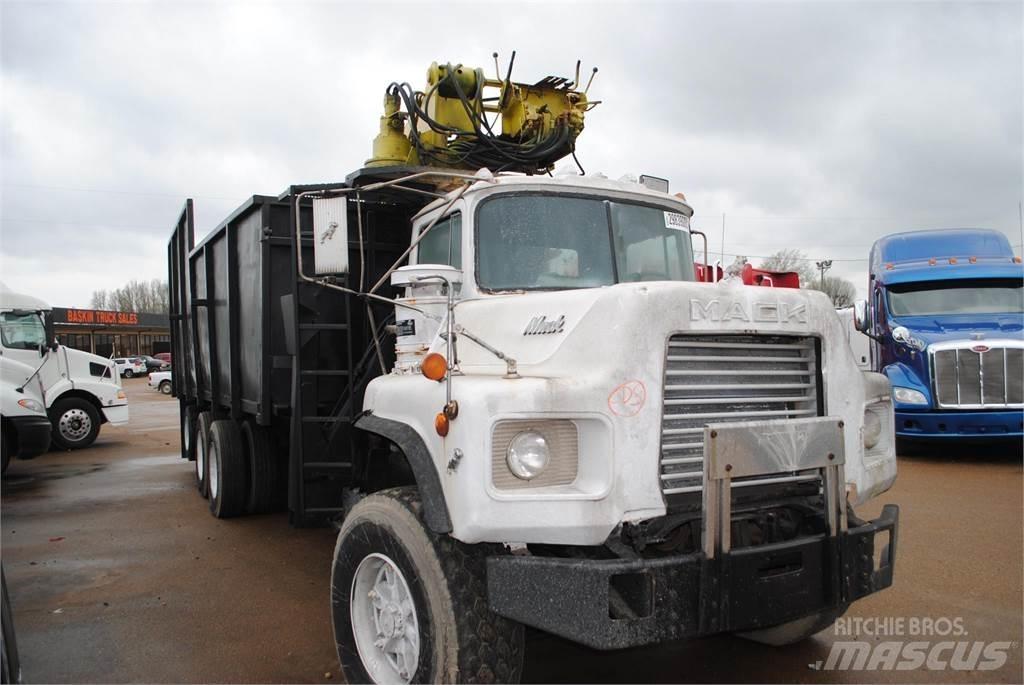 Mack DM690S Truck mounted cranes