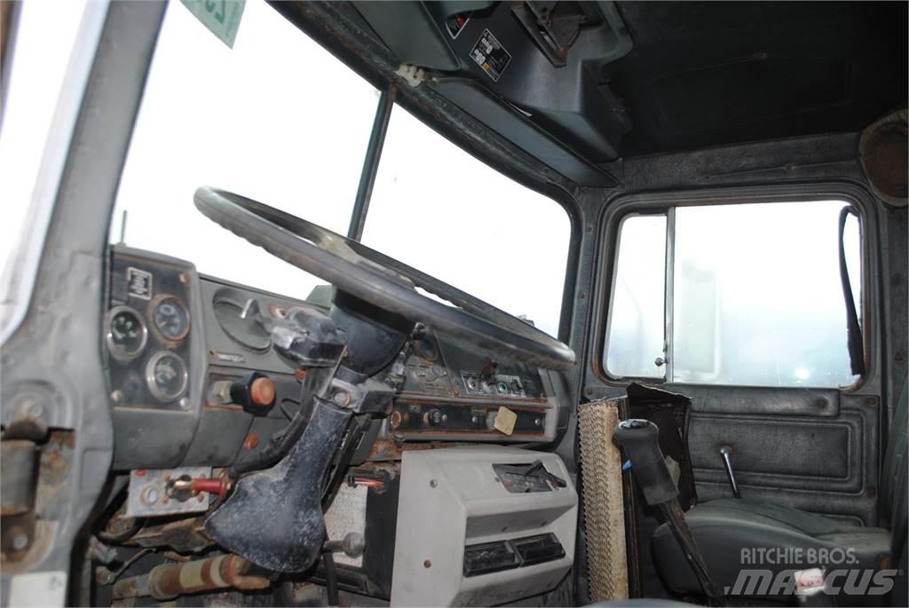 Mack DM690S Truck mounted cranes