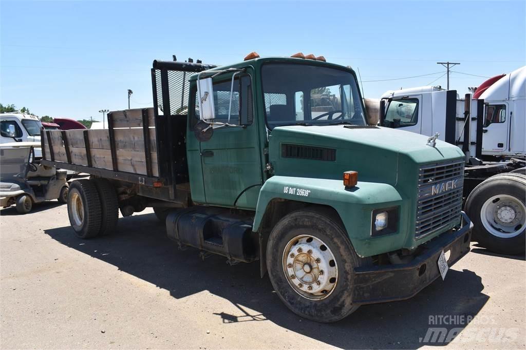 Mack MIDLINER CS200 Tipper trucks