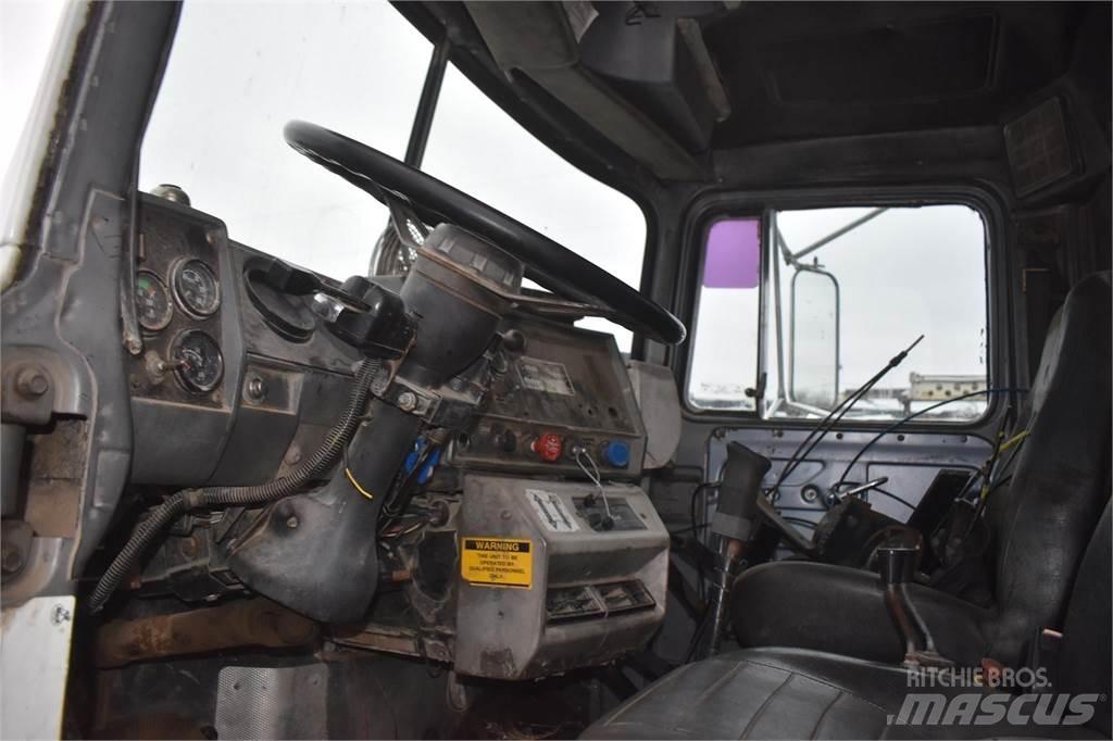 Mack RD688S Truck mounted cranes