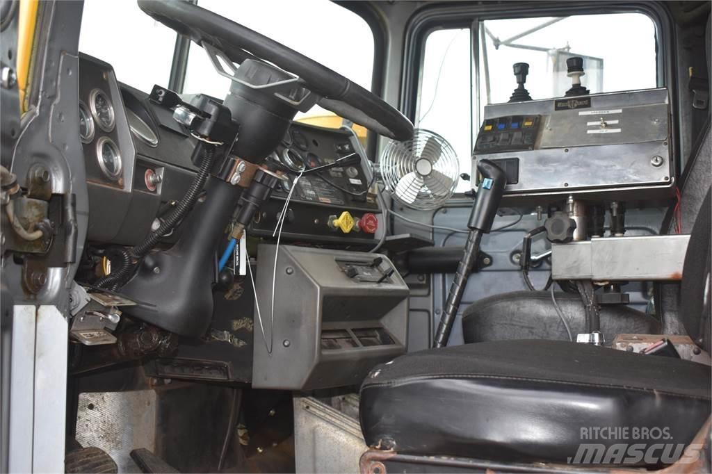 Mack RD688S Tipper trucks