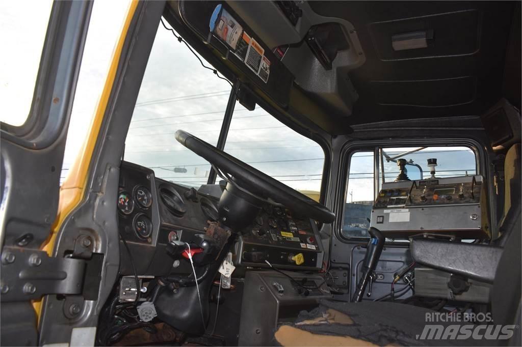 Mack RD688S Tipper trucks