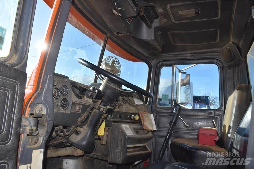 Mack RD688S Tipper trucks
