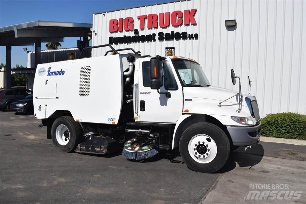 Schwarze A7 TORNADO Sweepers