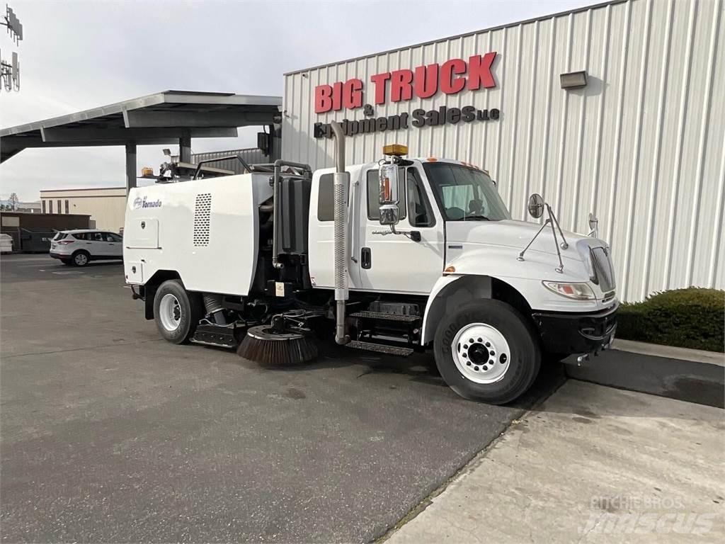 Schwarze A7 TORNADO Sweepers