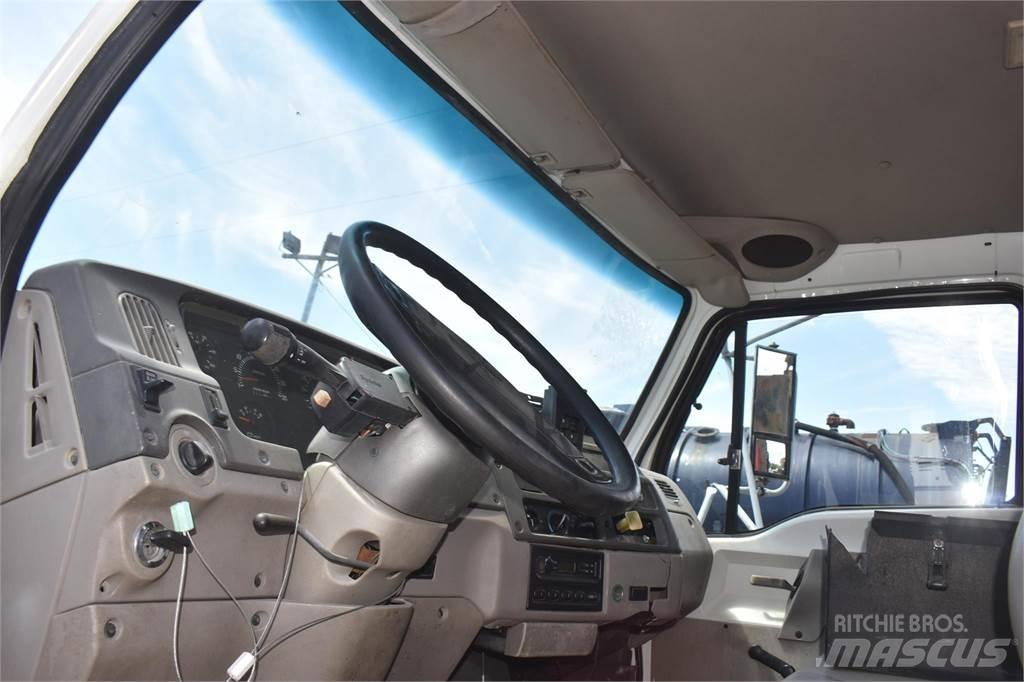 Sterling L7500 Truck mounted cranes