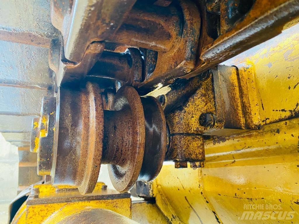 CAT 953 Crawler loaders