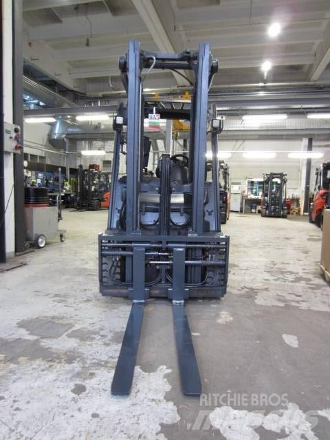 Linde E25 Electric forklift trucks