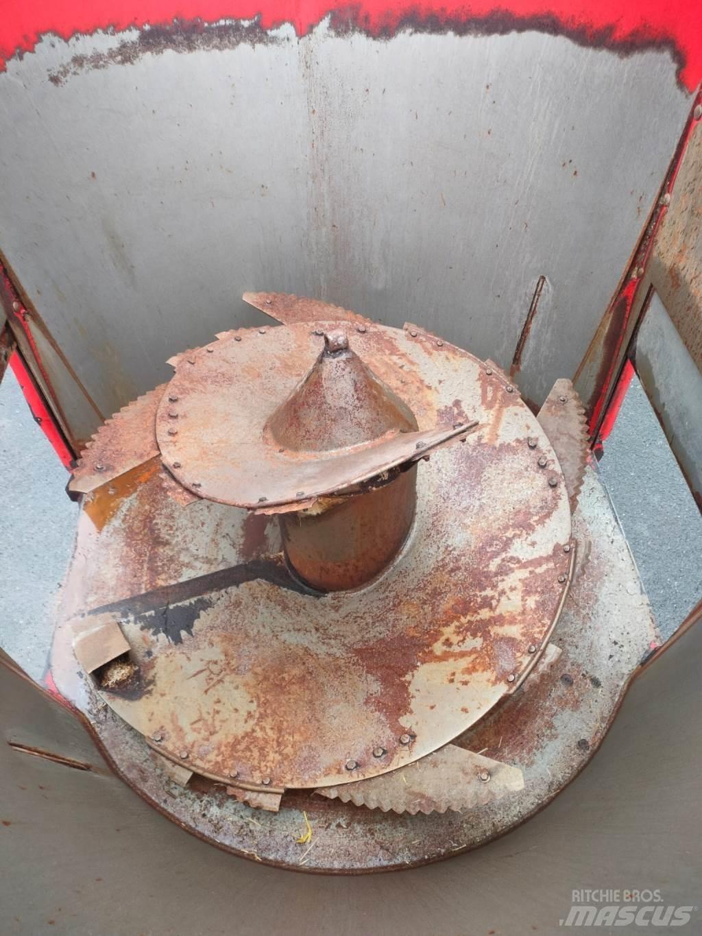 Peecon 8M³ Feed mixer