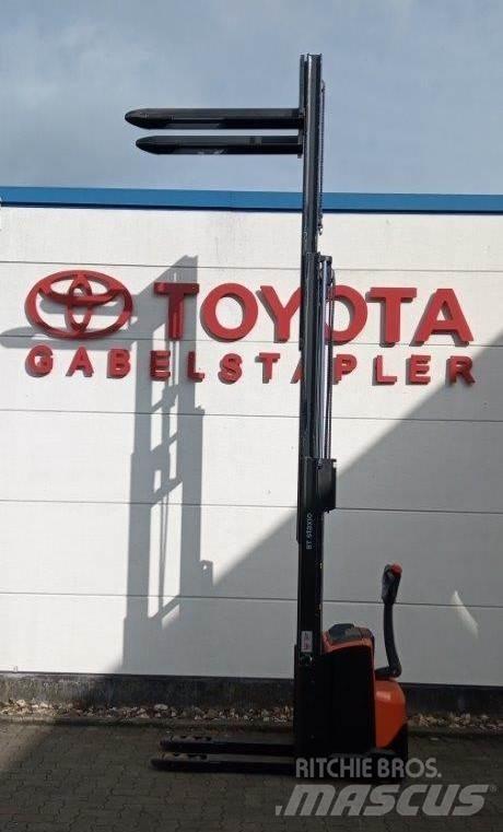 Toyota SWE120L Pedestrian stacker