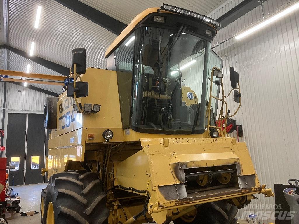 New Holland TC 54 Combine harvesters