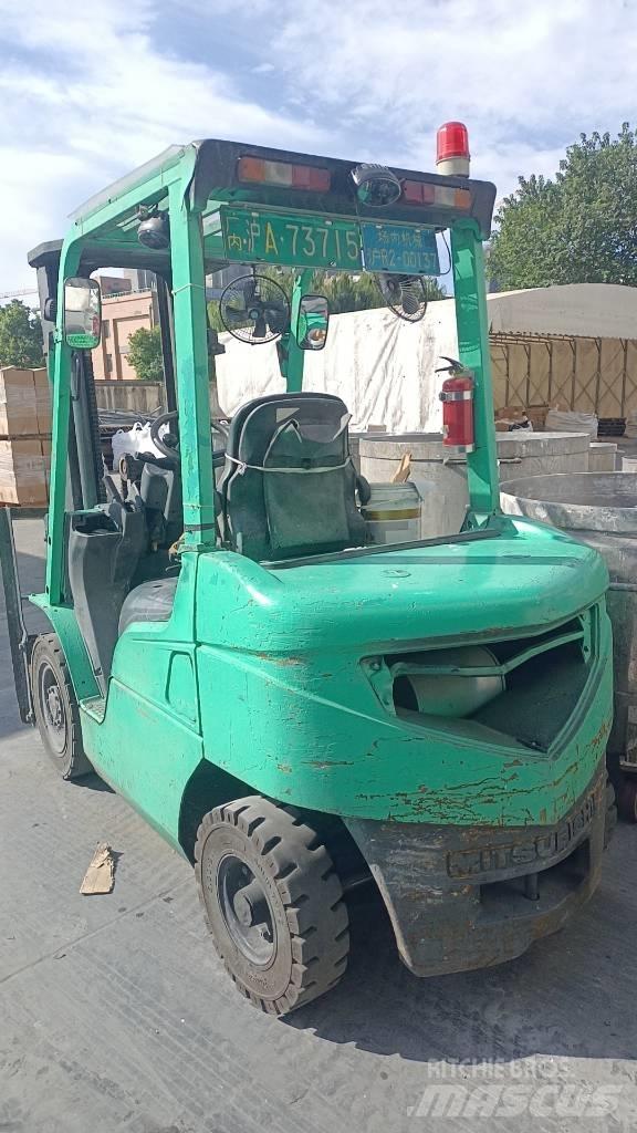 Mitsubishi FD 25 Diesel trucks