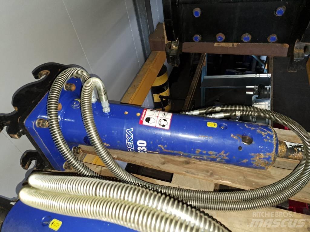 Daemo E30 with CW05 Hammers / Breakers
