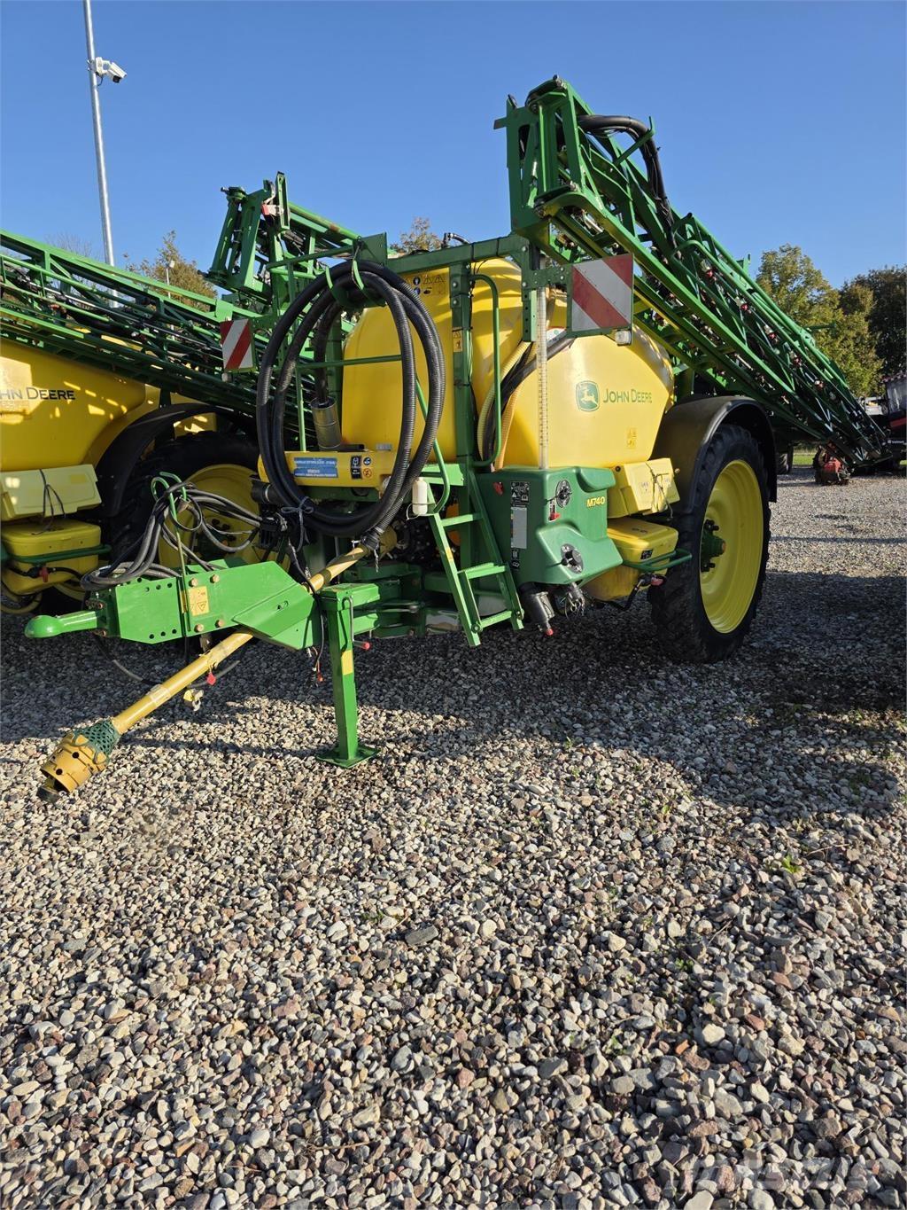 John Deere M740 Trailed sprayers