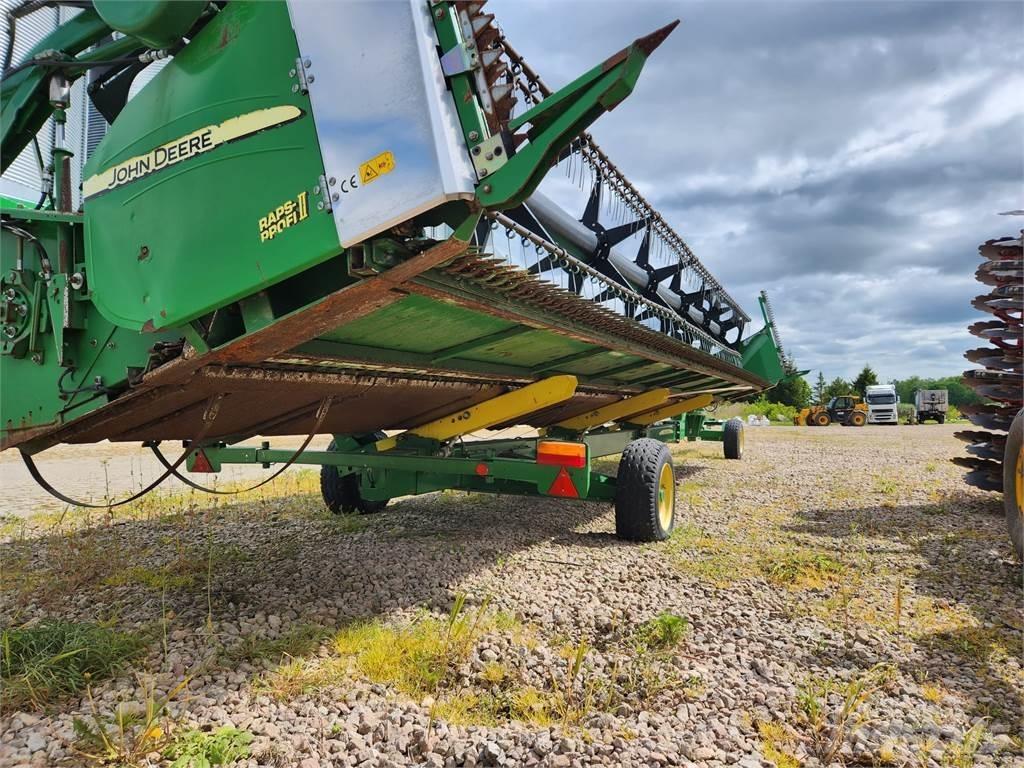 John Deere S680i Combine harvesters