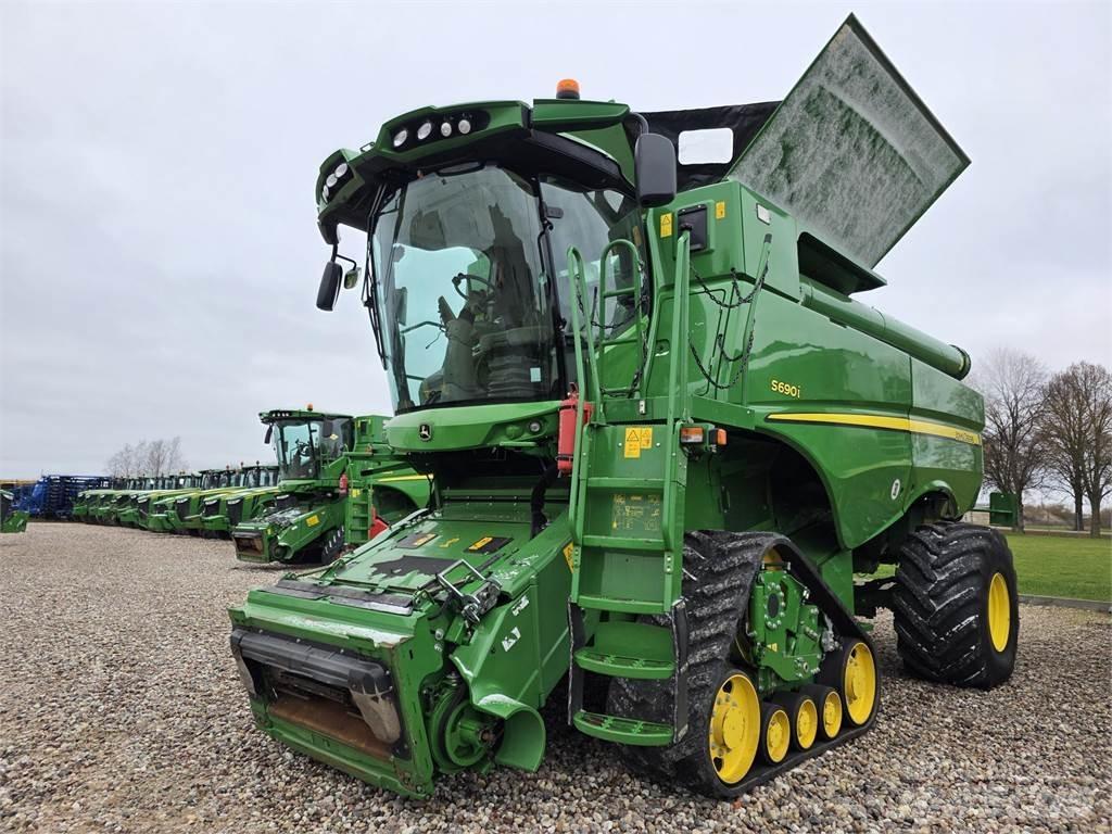 John Deere S690 Combine harvesters