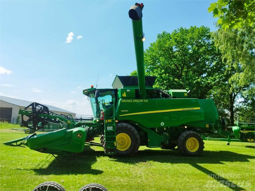 John Deere T670i Combine harvesters