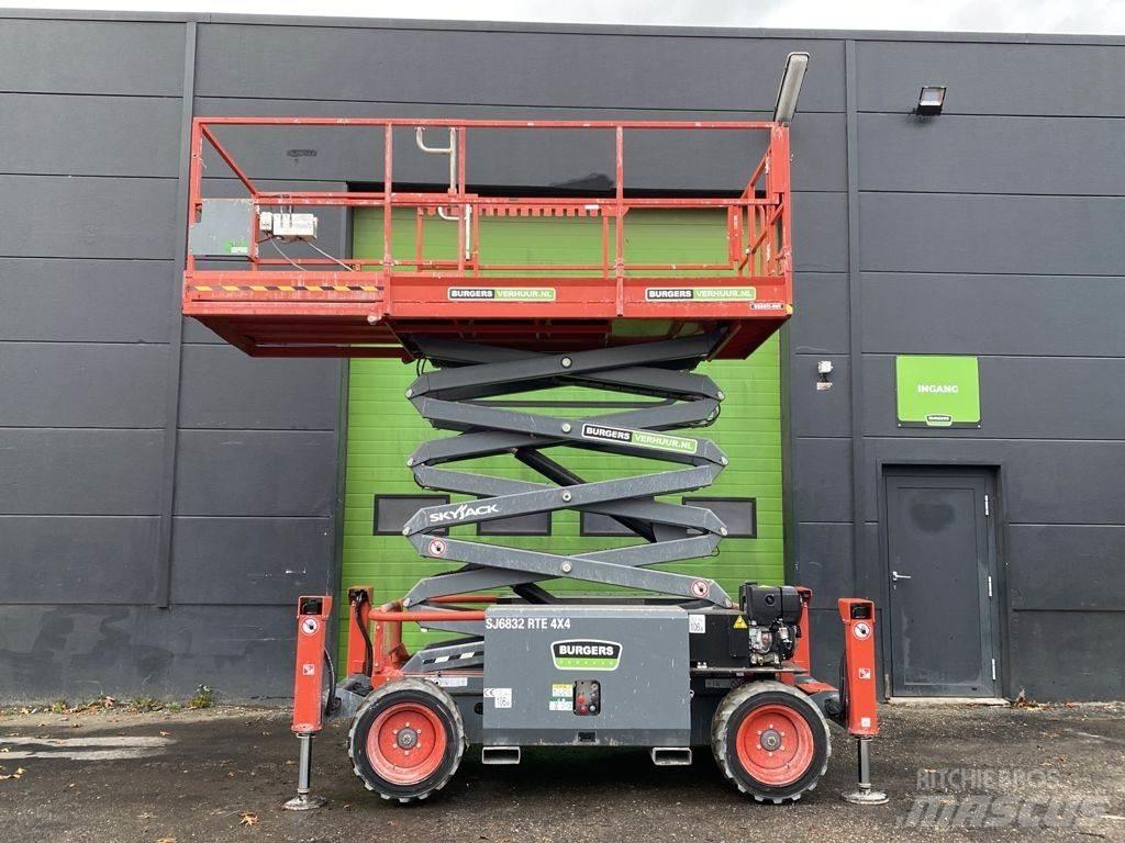 SkyJack SJ6832 RTE Scissor lifts